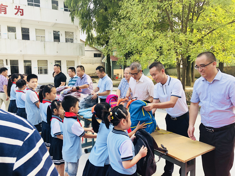 爱心助学点亮梦想——安吉华都、华悦物业联合开展爱心捐赠活动