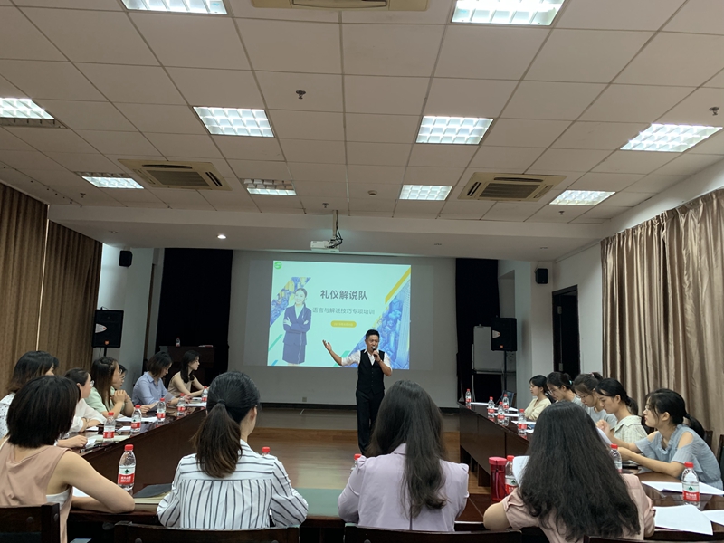礼仪解说队开展语言与解说技巧培训