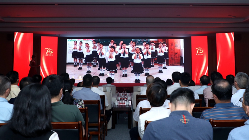 7-手语舞《听我说，谢谢你》_副本.jpg