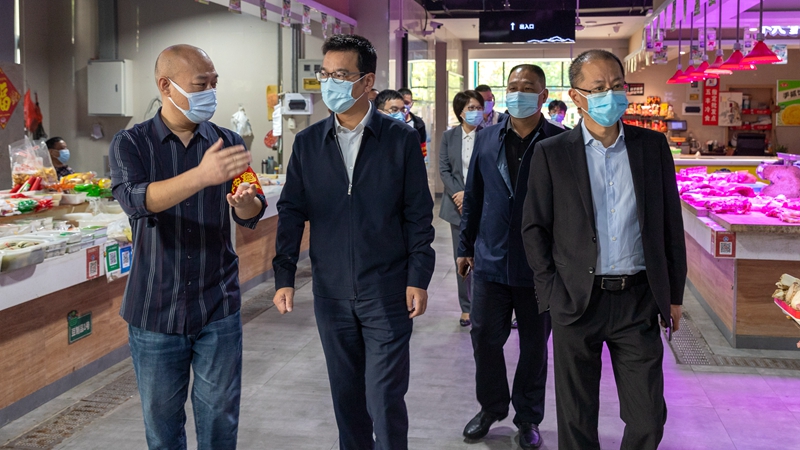 滨江区区委书记章登峰调研浙农市集江一店