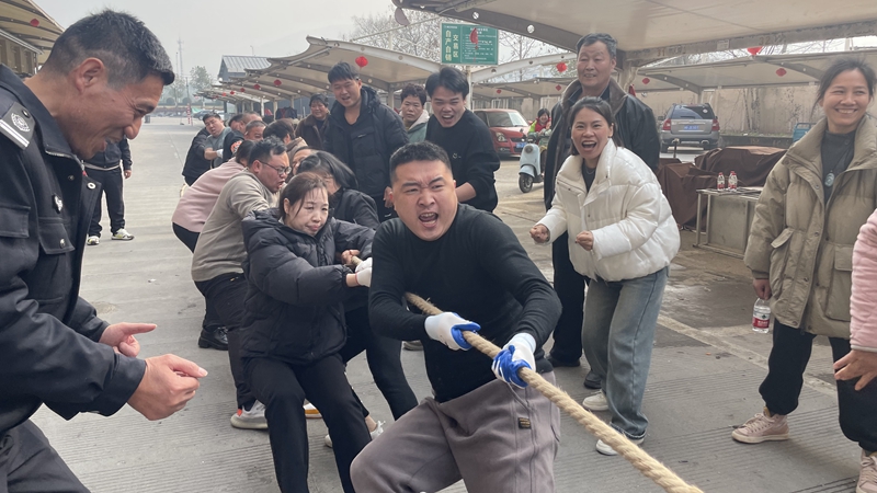 浦江农批市场举行“共迎新春”商户拔河比赛