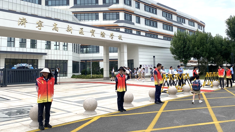 爱心护航 济宁华都党员公益服务队协助学校开学迎新